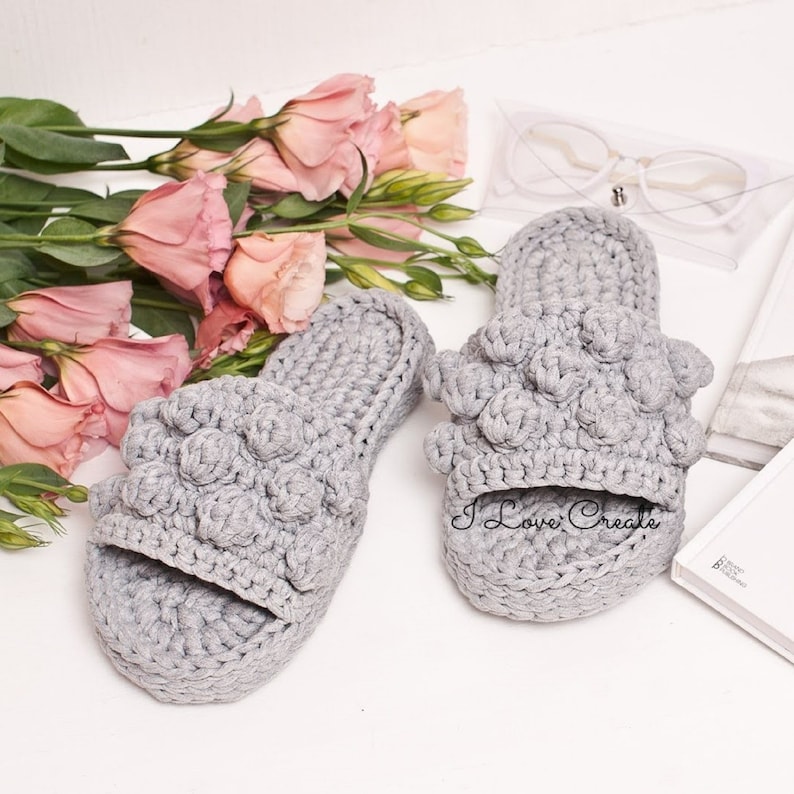 Crochet pattern Bubble slippers video tutorial, crochet slippers pattern, tshirt yarn slippers DIY, step by step, home shoes crochet pattern image 3