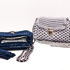 Puede incluir: Dos bolsos de mano de crochet con correas de cadena y borlas. Uno es azul marino y el otro es gris claro.