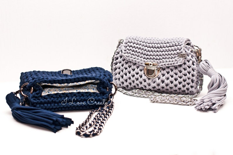 Puede incluir: Dos bolsos de mano de crochet con correas de cadena y borlas. Uno es azul marino y el otro es gris claro.