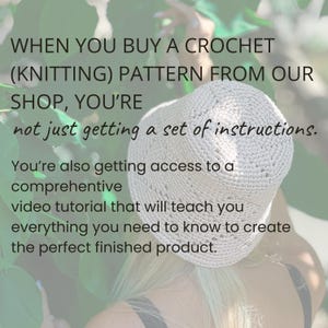 Op de afbeelding: Een close-up van een vrouw die een witte gehaakte hoed draagt. De tekst luidt "WHEN YOU BUY A CROCHET (KNITTING) PATTERN FROM OUR SHOP, YOU'RE not just getting a set of instructions. You're also getting access to a comprehensive video tutorial that will teach you everything you need to know to create the perfect finished product."