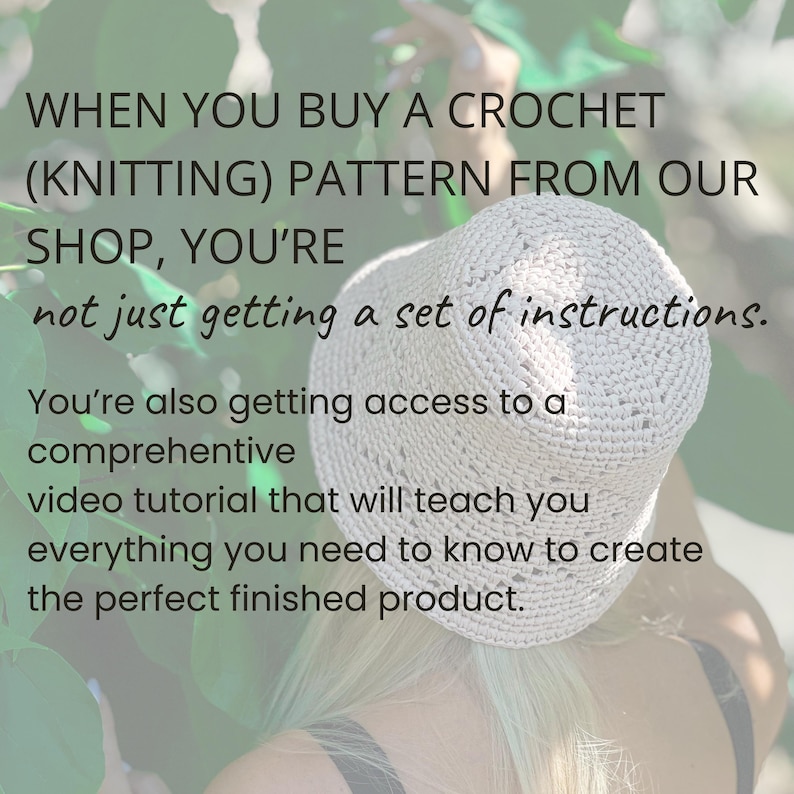 Op de afbeelding: Een close-up van een vrouw die een witte gehaakte hoed draagt. De tekst luidt "WHEN YOU BUY A CROCHET (KNITTING) PATTERN FROM OUR SHOP, YOU'RE not just getting a set of instructions. You're also getting access to a comprehensive video tutorial that will teach you everything you need to know to create the perfect finished product."