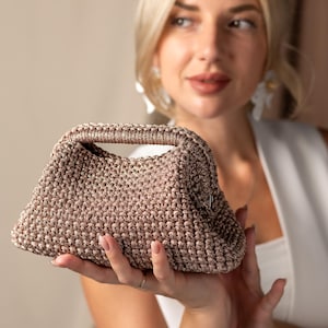 Cartera de noche dorada hecha a mano, cartera de punto metalizada, bolso pequeño brillante para eventos, cartera de fiesta de Año Nuevo, bolso de mano dorado brillante imagen 2