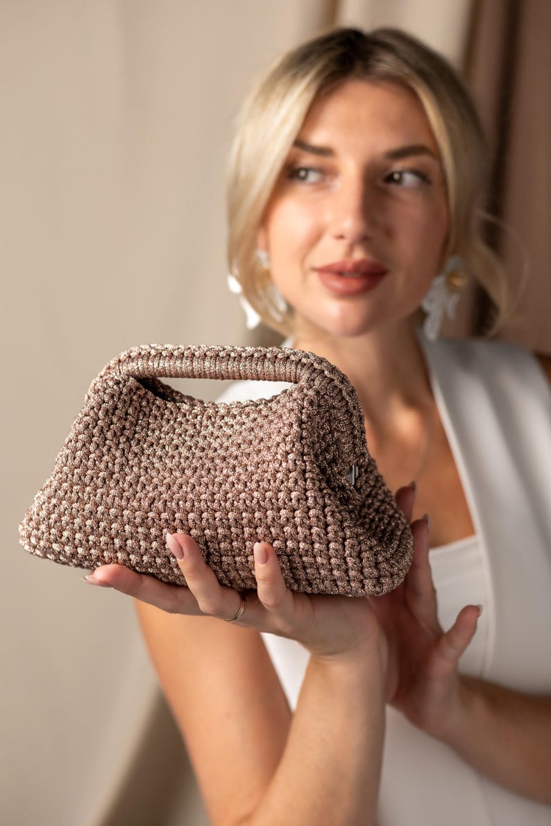 Cartera de noche dorada hecha a mano, cartera de punto metalizada, bolso pequeño brillante para eventos, cartera de fiesta de Año Nuevo, bolso de mano dorado brillante imagen 2