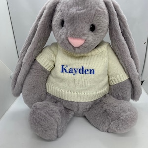 Obciążony, piękny szary królik. 35 cm, 4 funty, z zamkiem błyskawicznym i wyjmowanym workiem nadającym się do użycia w kuchence mikrofalowej oraz haftowanym, spersonalizowanym swetrem.