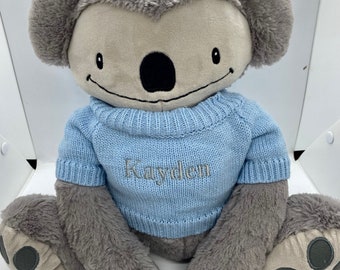 Gewichteter Wunderschöner Koala. 35cm. 4lb mit gestrickten bestickten Pullover mit einem beliebigen Namen personalisiert. Sensorische Angst hilft beim Schlafen Autismus.