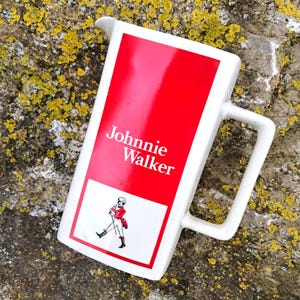 JOHNNIE WALKER WHISKY Carafe, pichet, cruche en céramique rouge et blanc vintage (vue de dessus)