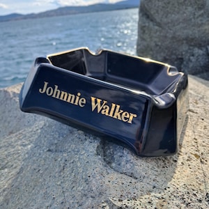 JOHNNIE WALKER Cendrier de bar en céramique noir Black Label vintage (vue de côté)