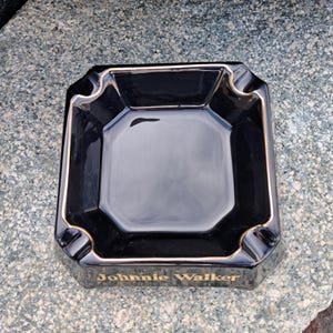 JOHNNIE WALKER Cendrier de bar en céramique noir Black Label vintage (vue de dessus)