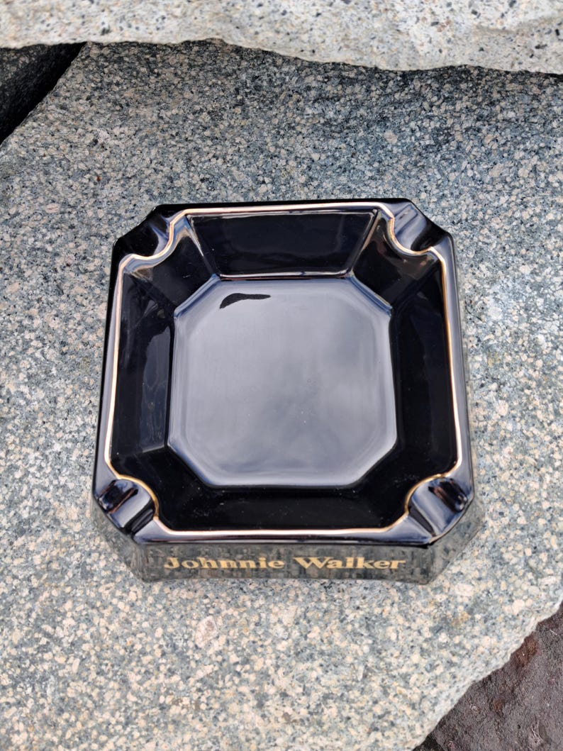 JOHNNIE WALKER Cendrier de bar en céramique noir Black Label vintage (vue de dessus)
