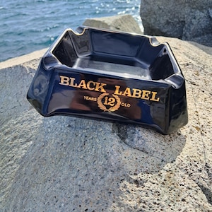 JOHNNIE WALKER Cendrier de bar en céramique noir Black Label vintage (vue de face)