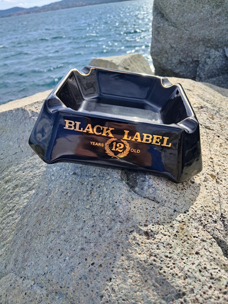 JOHNNIE WALKER Cendrier de bar en céramique noir Black Label vintage (vue de face)