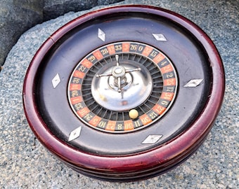 Ruleta antigua de CASINO en madera de caoba y metal, juego clásico de la década de 1960.