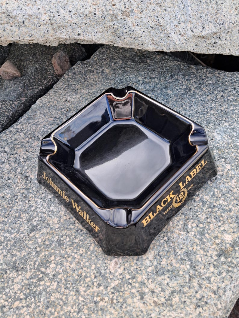 JOHNNIE WALKER Cendrier de bar en céramique noir Black Label vintage (vue de dessus)