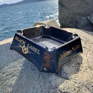 JOHNNIE WALKER Cendrier de bar en céramique noir Black Label vintage (vue de côté)