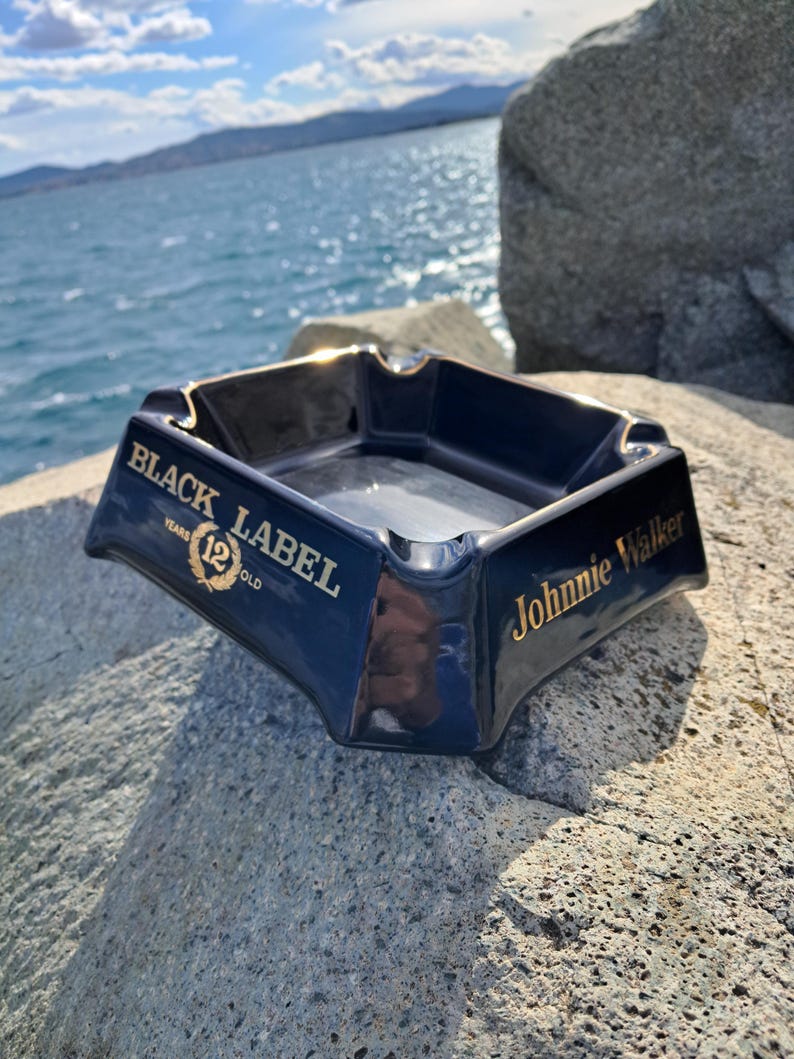 JOHNNIE WALKER Cendrier de bar en céramique noir Black Label vintage (vue de côté)