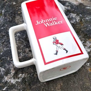 JOHNNIE WALKER WHISKY Carafe, pichet, cruche en céramique rouge et blanc vintage (vue de dessous)