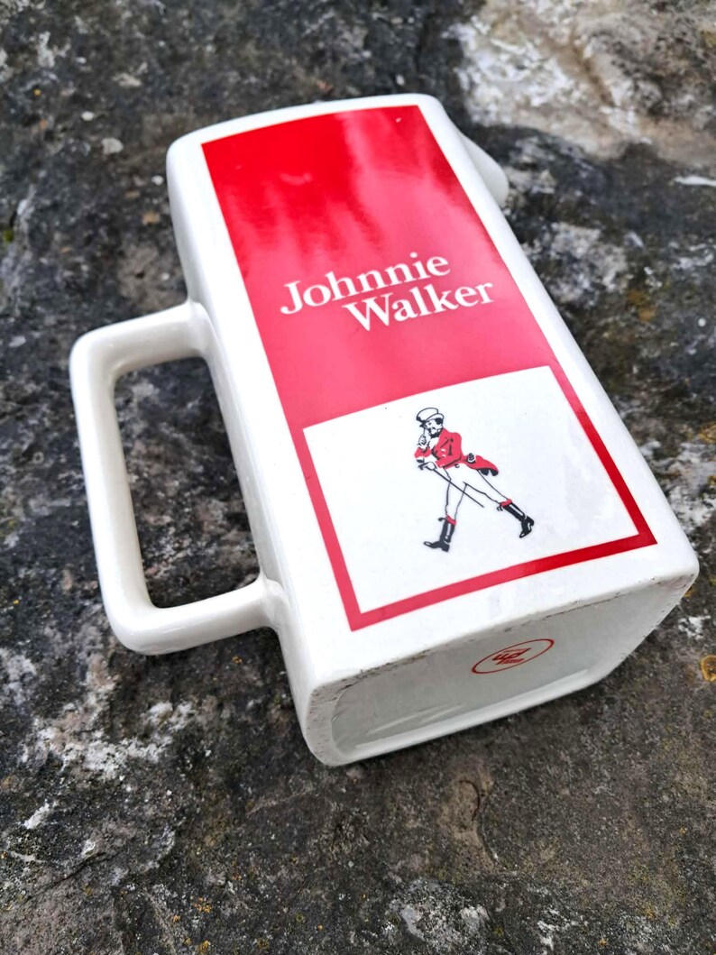 JOHNNIE WALKER WHISKY Carafe, pichet, cruche en céramique rouge et blanc vintage (vue de dessous)