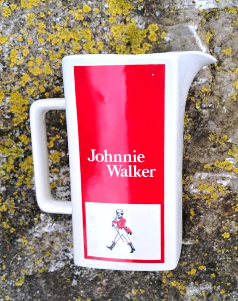 JOHNNIE WALKER WHISKY Carafe, pichet, cruche en céramique rouge et blanc vintage (vue de dessus)