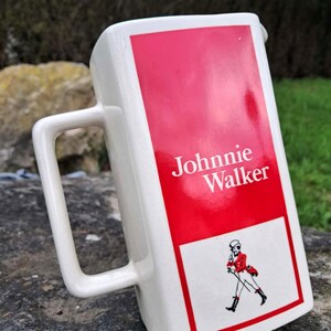 JOHNNIE WALKER WHISKY Carafe, pichet, cruche en céramique rouge et blanc vintage (vue de face)