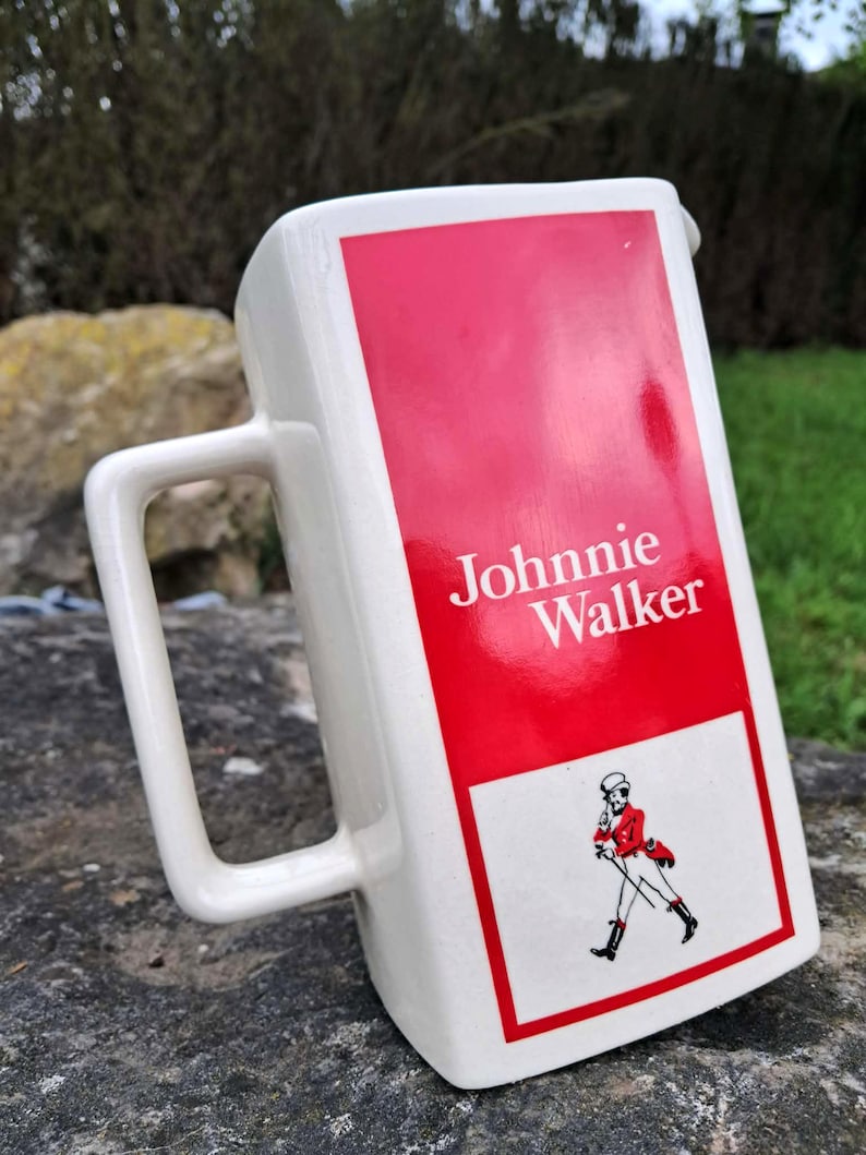 JOHNNIE WALKER WHISKY Carafe, pichet, cruche en céramique rouge et blanc vintage (vue de face)
