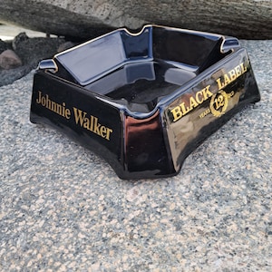 JOHNNIE WALKER Cendrier de bar en céramique noir Black Label vintage (vue de côté)