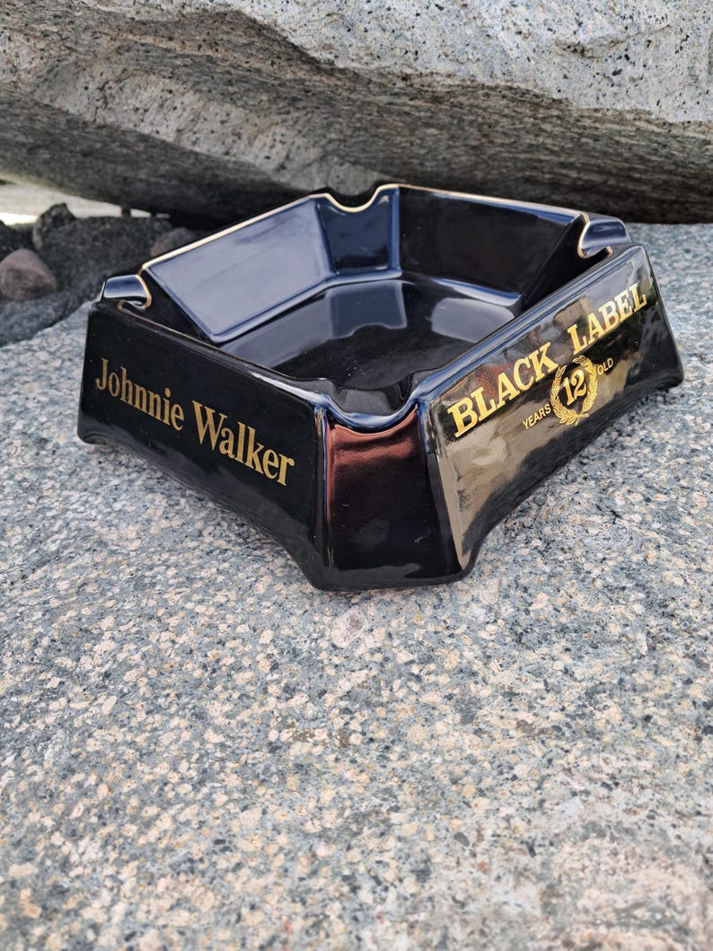 JOHNNIE WALKER Cendrier de bar en céramique noir Black Label vintage (vue de côté)