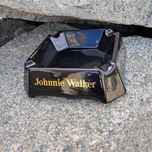 JOHNNIE WALKER Cendrier de bar en céramique noir Black Label vintage (vue de face)