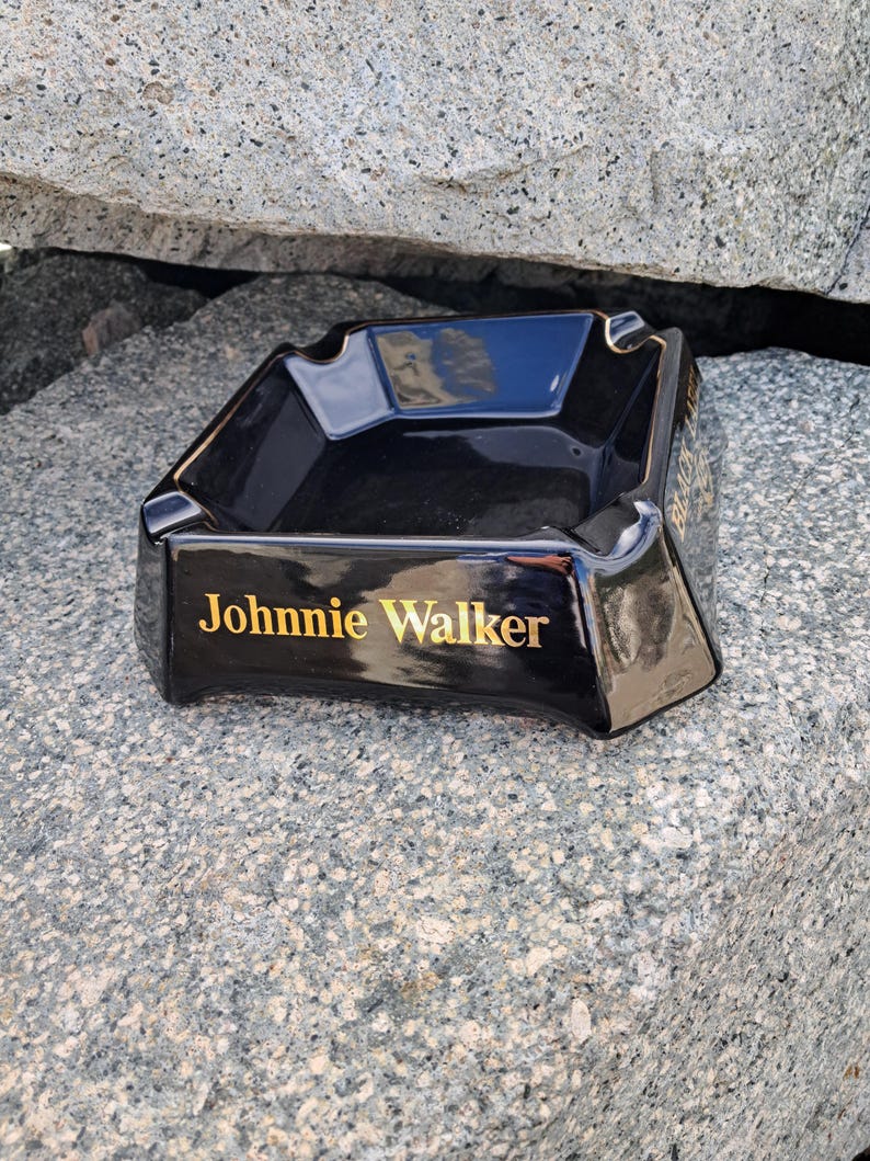 JOHNNIE WALKER Cendrier de bar en céramique noir Black Label vintage (vue de face)