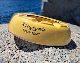 Cenicero redondo de cerámica SCHWEPPES en color amarillo vintage, década de 1980.
