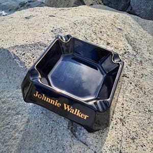 JOHNNIE WALKER Cendrier de bar en céramique noir Black Label vintage (vue de dessus)