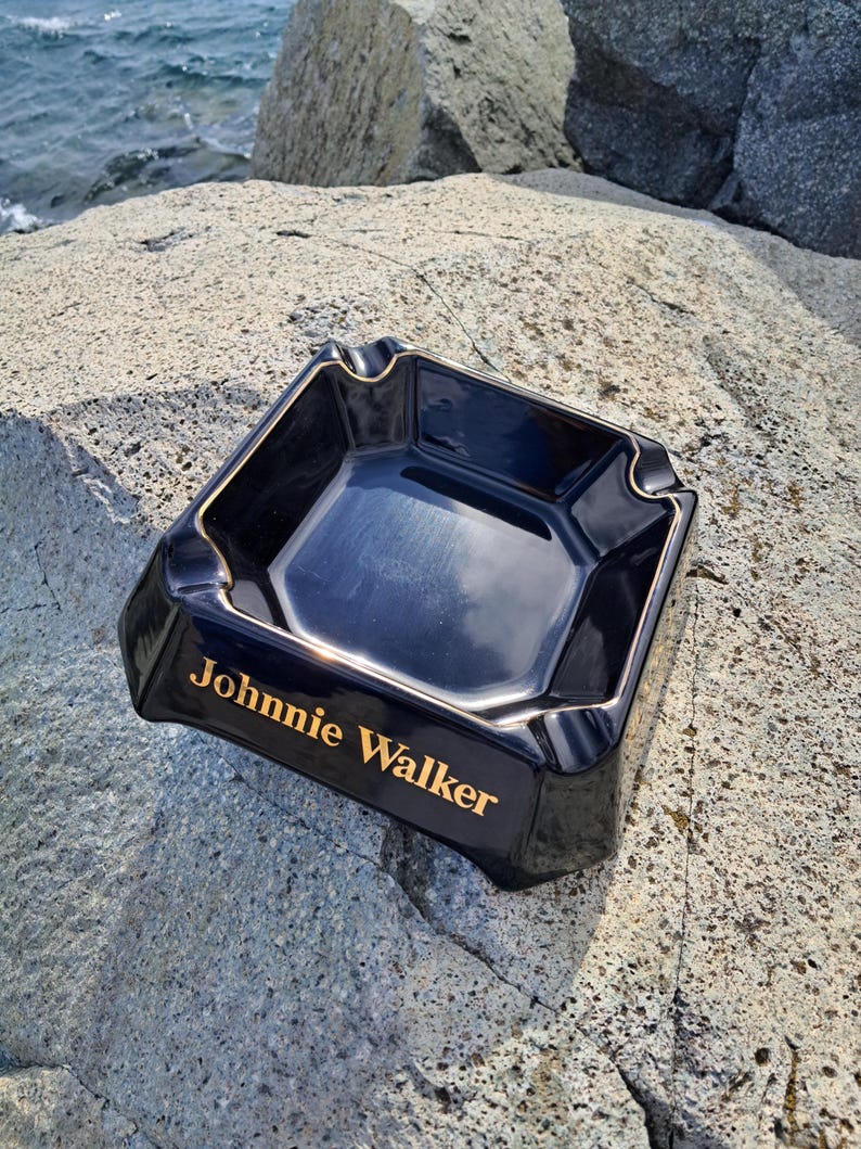 JOHNNIE WALKER Cendrier de bar en céramique noir Black Label vintage (vue de dessus)
