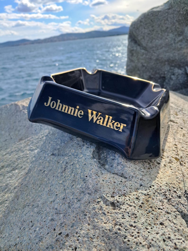 JOHNNIE WALKER Cendrier de bar en céramique noir Black Label vintage (vue de côté)