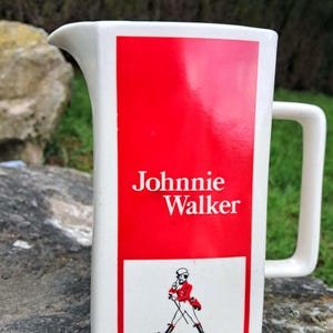 JOHNNIE WALKER WHISKY Carafe, pichet, cruche en céramique rouge et blanc vintage (vue de face)