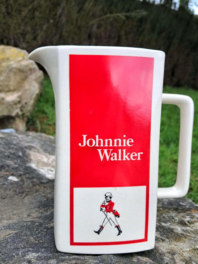 JOHNNIE WALKER WHISKY Carafe, pichet, cruche en céramique rouge et blanc vintage (vue de face)