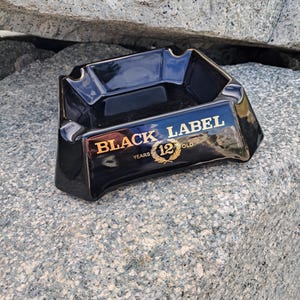 JOHNNIE WALKER Cendrier de bar en céramique noir Black Label vintage (vue de face)