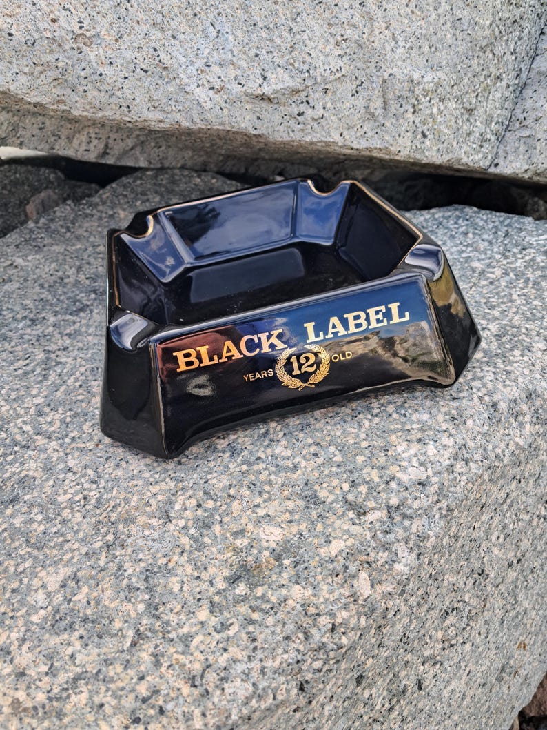 JOHNNIE WALKER Cendrier de bar en céramique noir Black Label vintage (vue de face)