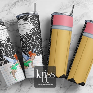 Peut inclure: Trois designs de sublimation pour gobelets. Un design présente un cahier de composition noir et blanc avec un graphique de fée. Un autre design présente un crayon jaune avec une gomme rose. Le troisième design présente un crayon jaune avec une gomme rose et un graphique de fée.