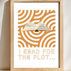 Könnte beinhalten: Ein weißer druckbarer Poster mit einem orange-weißen geometrischen Muster und einem geöffneten Buch in der Mitte. Der Text "I READ FOR THE PLOT..." ist in Orange unter dem Buch gedruckt.