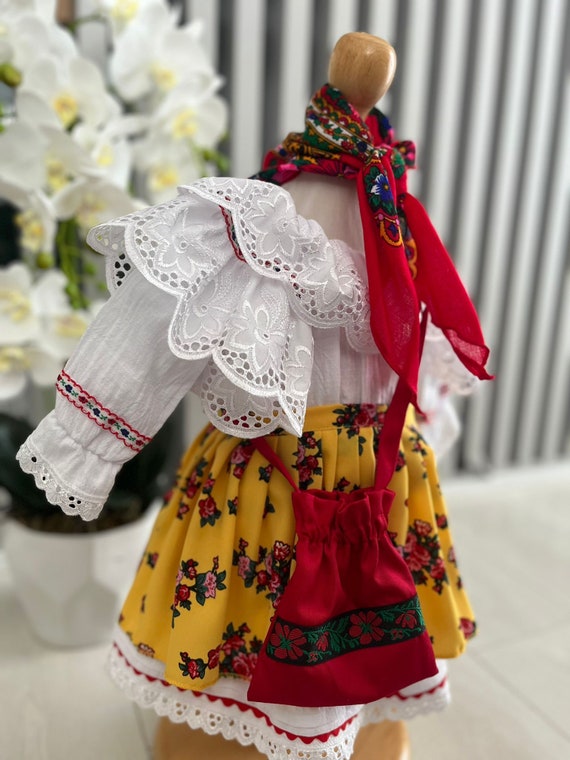 ルーマニアの伝統衣装の女の子の手縫い刺繍ルーマニアの民族ブラウス