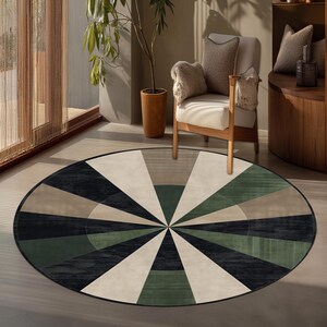 Può includere: Un tappeto circolare caratterizzato da un motivo geometrico a raggiera con segmenti alternati nelle tonalità del verde scuro, nero e crema. Il design si irradia dal centro verso il bordo esterno, rifinito con un sottile bordo nero.