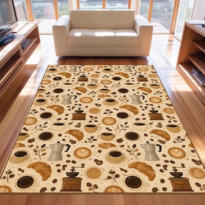 Può includere: Un tappeto rettangolare caratterizzato da un motivo ripetitivo di illustrazioni a tema caffè su uno sfondo beige chiaro. Il design include chicchi di caffè marroni, croissant, tazze di caffè, caffettiere moka e macinacaffè.