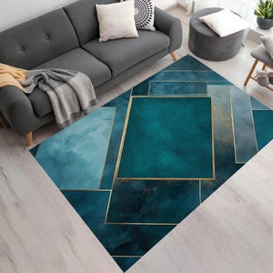 Puede incluir: Alfombra geométrica abstracta con un diseño azul y dorado. La alfombra presenta un cuadrado grande en el centro con un patrón de mármol azul y dorado. La alfombra está rodeada por un borde de líneas doradas.
