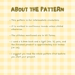 Może przedstawiać: Ż&oacute;łto-białe tło w kratkę z brązowym tekstem, kt&oacute;ry brzmi "ABOUT THE PATTERN". Tekst poniżej opisuje wz&oacute;r, w tym poziom umiejętności, rodzaj ściegu, rozmiar szydełka, grubość wł&oacute;czki i gotowy rozmiar w calach i centymetrach.