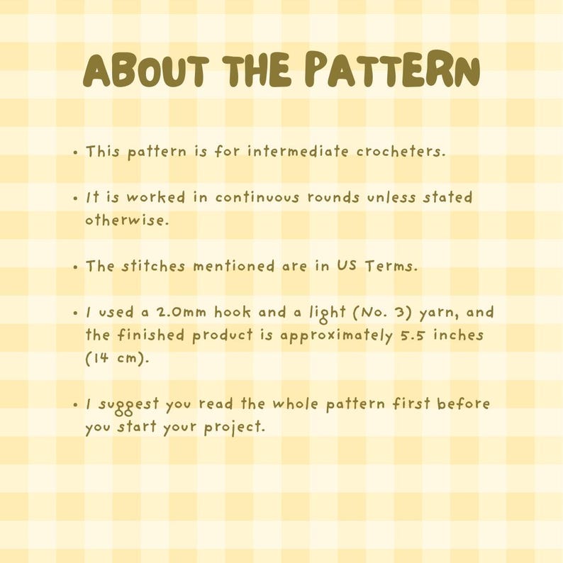 Może przedstawiać: Ż&oacute;łto-białe tło w kratkę z brązowym tekstem, kt&oacute;ry brzmi "ABOUT THE PATTERN". Tekst poniżej opisuje wz&oacute;r, w tym poziom umiejętności, rodzaj ściegu, rozmiar szydełka, grubość wł&oacute;czki i gotowy rozmiar w calach i centymetrach.