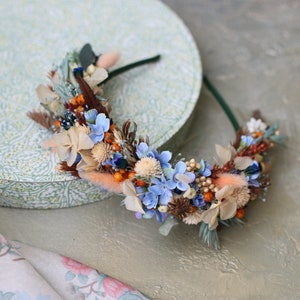 Boho Blaues Blumen Haarband Pfirsich Hochzeit Haarband Haarband für Braut Dusty Blue Blumen Haarband Getrocknetes Blumen Haarband Romantische Brautkrone