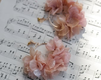 Dusty pink floral bridal earrings with hydrangea petal Circle earrings Bridal earrings with Everlasting flowers Wedding earrings flowers