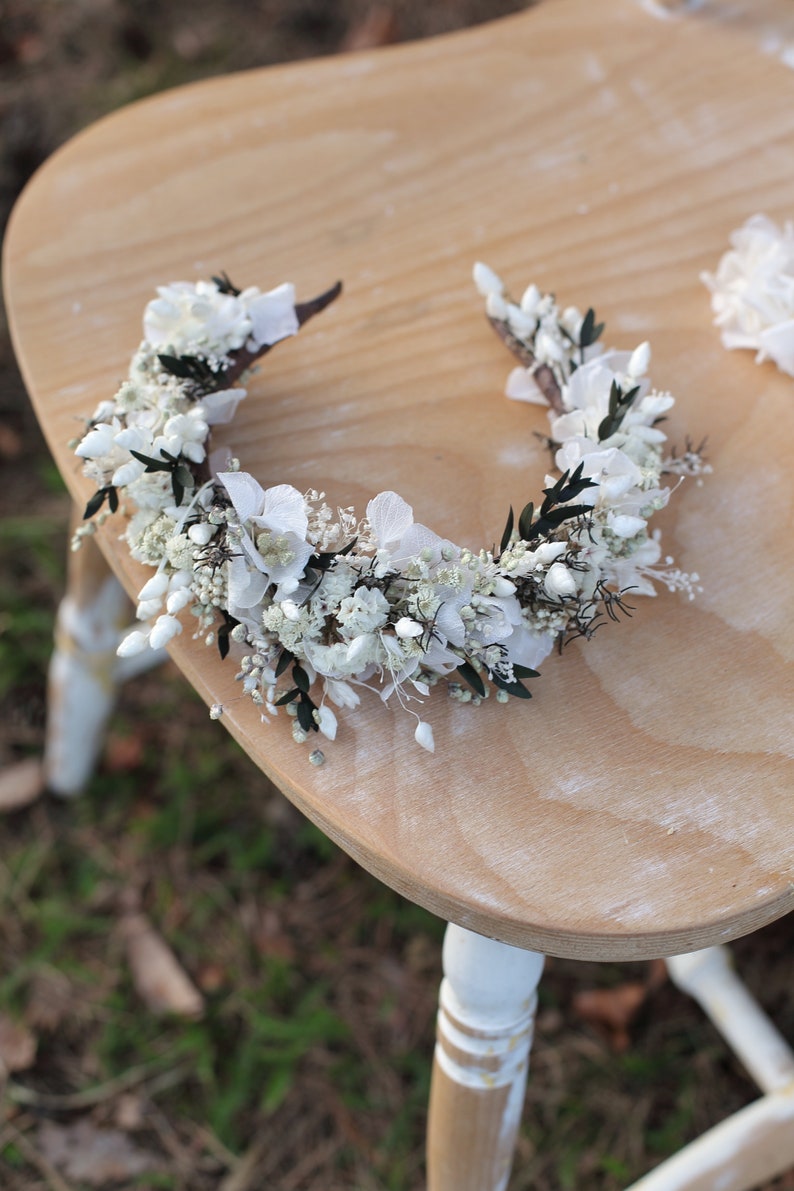 Witte bruidskrans Boho bruiloft Haar tiara Romantische Bruid bloemkroon Eucalyptus Krans voor Bruid Gipskruid haarband Groen Kroon afbeelding 3