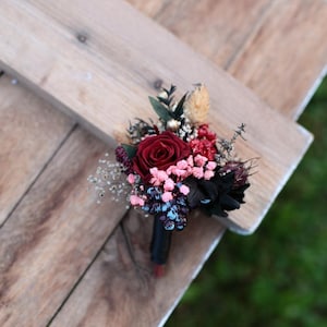 Burgundy and black flower buttonhole Masala wedding groom&#39;s bouquet Black gothic wedding dark red groom&#39;s bouquet accessories