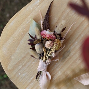 Rustikale Trockenblumen Boutonniere, Boutonniere für Männer, natürliche Farben Bräutigam Accessoires, Boho Trockenblumen, handgefertigte Groomsmen Boutonniere