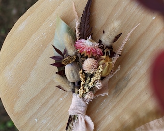 Rustieke gedroogde bloemen boutonniere, boutonniere voor de mens, natuurlijke kleuren bruidegom accessoires, boho gedroogde bloem, handgemaakte bruidsjonkers corsages